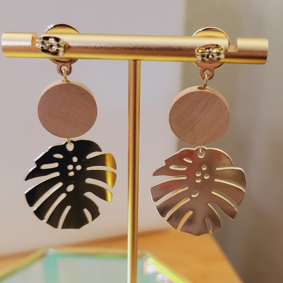 ETK Gold and Wood Monstera Earrings - Picture 6 of 6